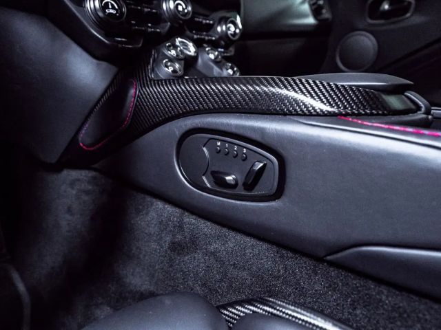 Aston Martin Vantage *Q Paint*Black Beast*Carbon*1/333*New