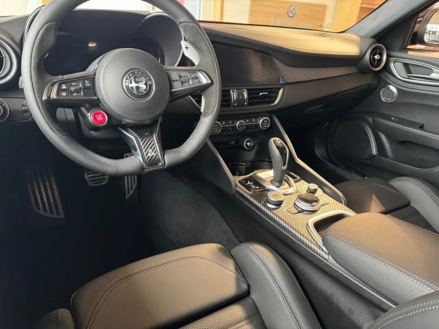 Alfa Romeo Giulia AT8 Quadrifoglio Turbo