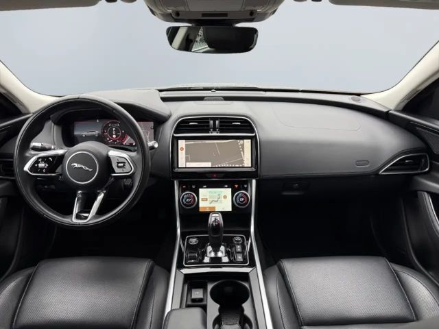 Jaguar XE AWD D200 SE