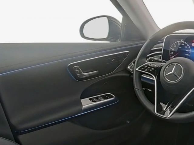 Mercedes-Benz E 200 Sedan