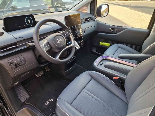 Hyundai Staria Signature