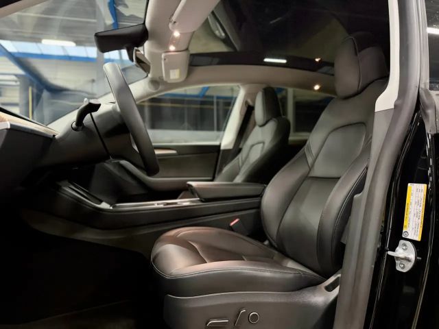 Tesla Model Y REAR WHEEL DRIVE - FULL BLACK - AUTOPILOT ACTIVE