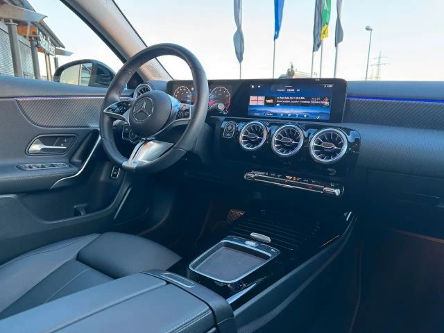 Mercedes-Benz A 180 Pano+Ambiente+MBUX+Keyless+Leder+AMG18`