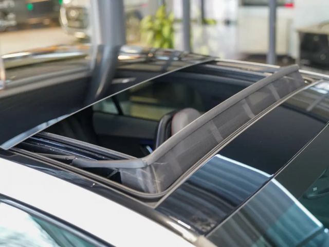 Mercedes-Benz EQE 350 4MATIC AMG Line Sedan