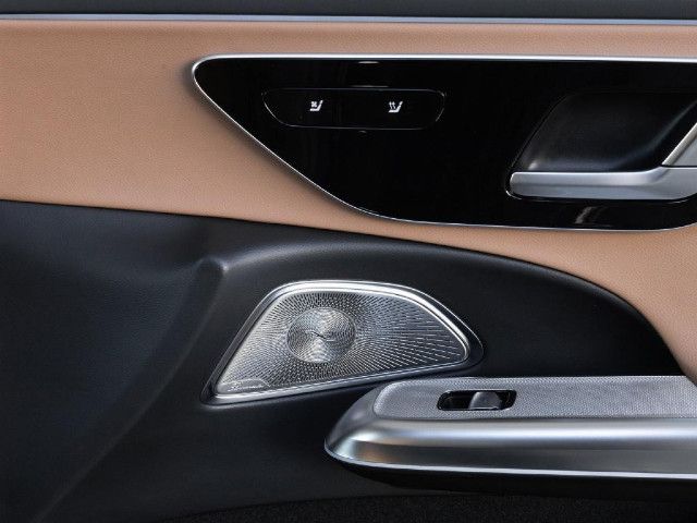 Mercedes-Benz E 200 4MATIC Sedan