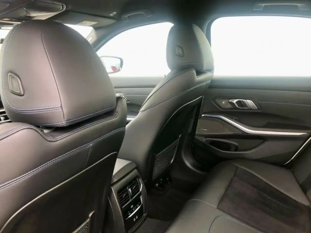 BMW 330 330d M-Sport Sedan