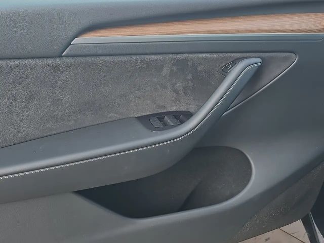 Tesla Model Y AWD Performance