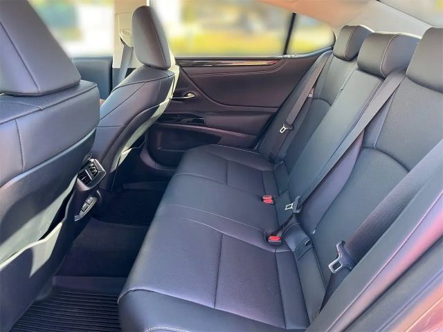 Lexus ES Business Line