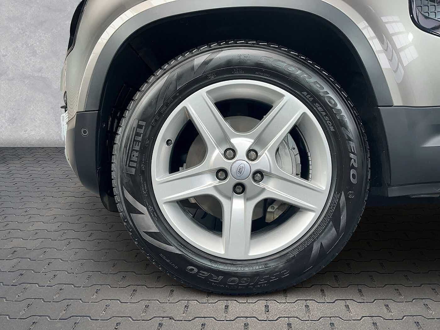 Land Rover Defender 110 SE