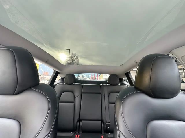 Tesla Model Y 62kWh Base        8-fach bereift!