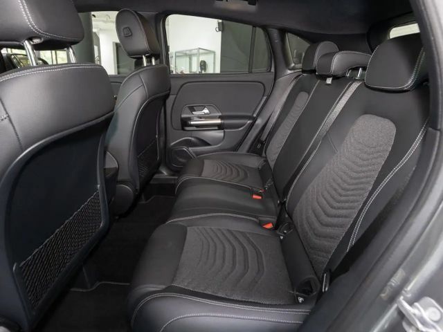 Mercedes-Benz GLA 180 W-Paket ParkAss. LED SpurH el.Heck LM