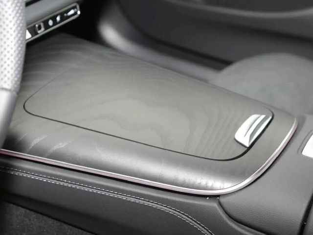 Mercedes-Benz E 220 AMG Line E 220 d Sedan
