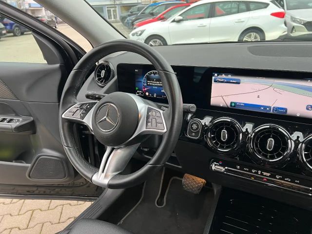 Mercedes-Benz GLA 180 *LED Navi Kamera Sitzh. DAB Leder*