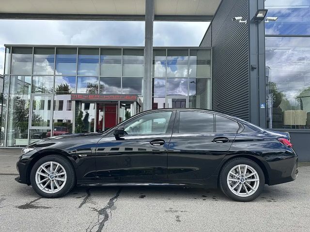 BMW 330 330e Sedan