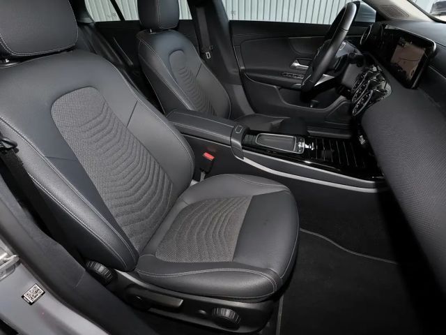 Mercedes-Benz CLA 180 KAMERA+SPURHALTE+LED+18"