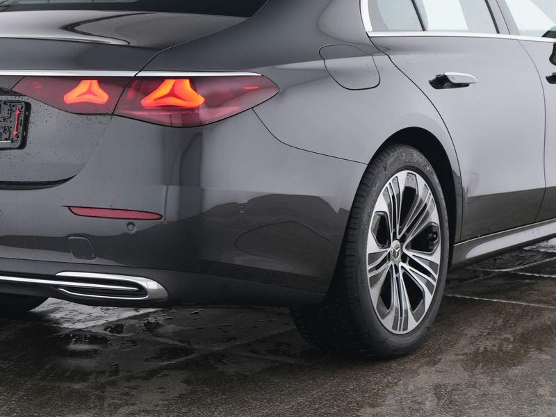 Mercedes-Benz E 200 AVANTGARDE Sedan