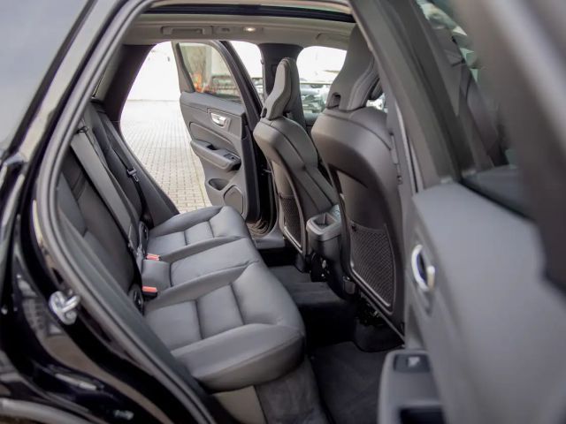 Volvo XC60 AWD Dark Plus