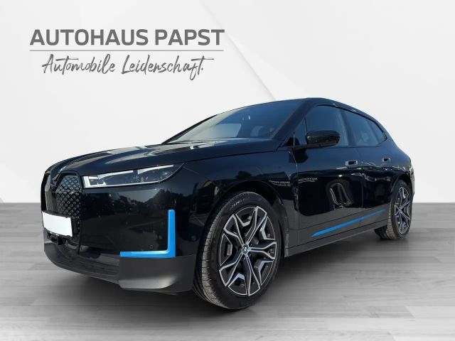 BMW iX *** LUFTFEDERUNG *** AHK ** NP 124.000,- *** -53%