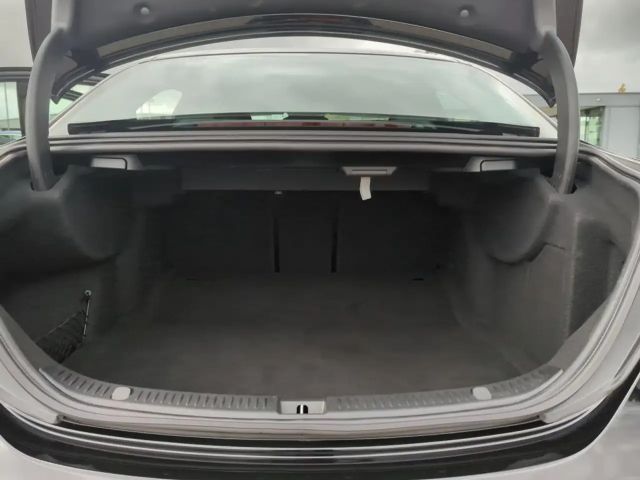 Mercedes-Benz E 200 Sedan