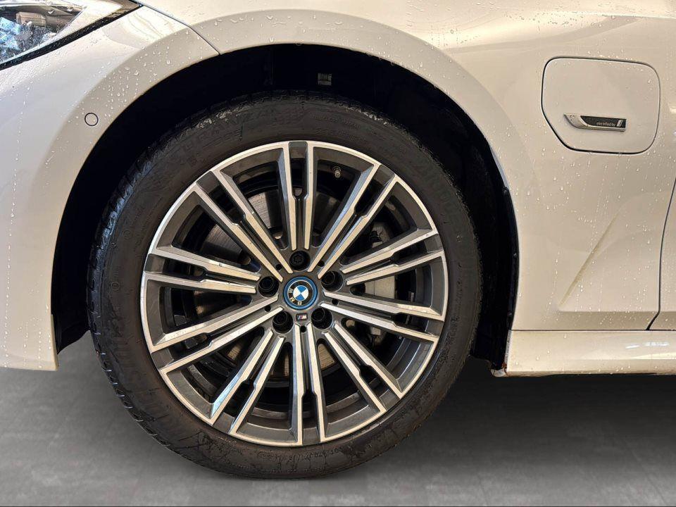 BMW 330 330e Sedan