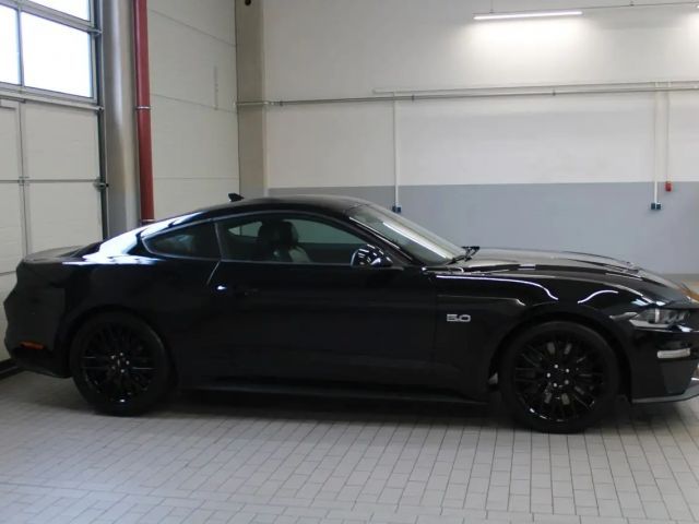 Ford Mustang Fastback GT 5.0 V8