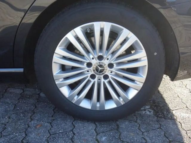 Mercedes-Benz C 180 AVANTGARDE Sedan