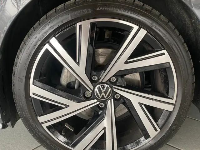 Volkswagen Golf 1.5 eTSI R-Line Style