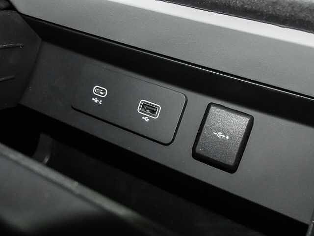 Land Rover Defender 110 Dynamic SE