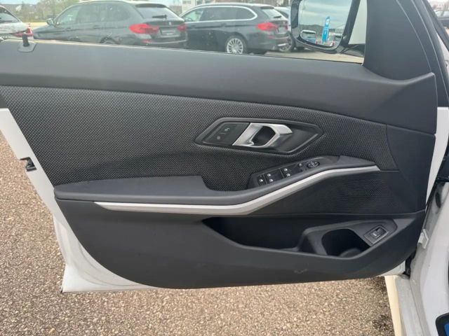 BMW 318 iAT  +HUD+ADAPTIVE-LED+ACC+NAVI+SHZ+DAB+MFL+