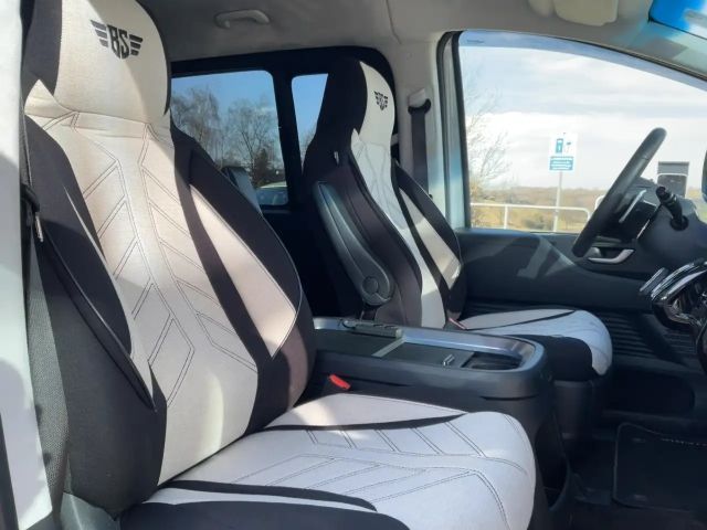 Hyundai Staria Signature