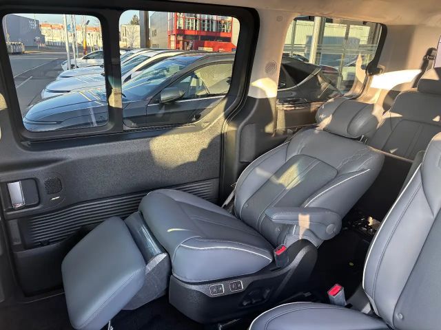 Hyundai Staria Signature