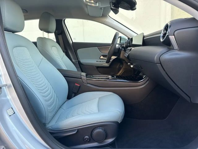 Mercedes-Benz A 180 Limousine PTS Cam Navi Wide LED SHZ