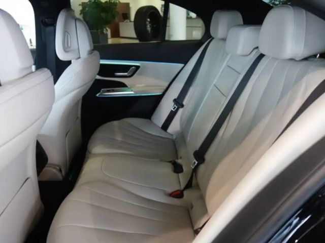 Mercedes-Benz E 220 AMG Line E 220 d Sedan