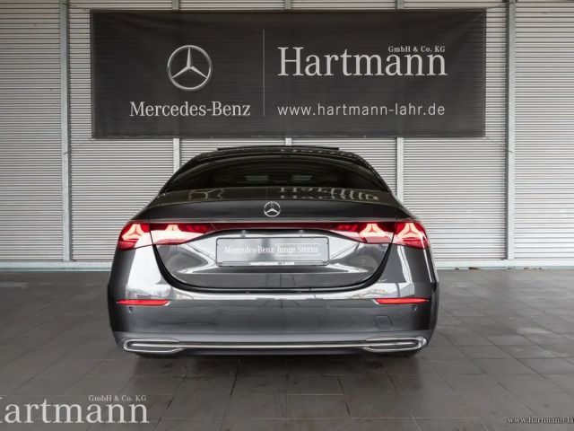 Mercedes-Benz E 200 AVANTGARDE Sedan