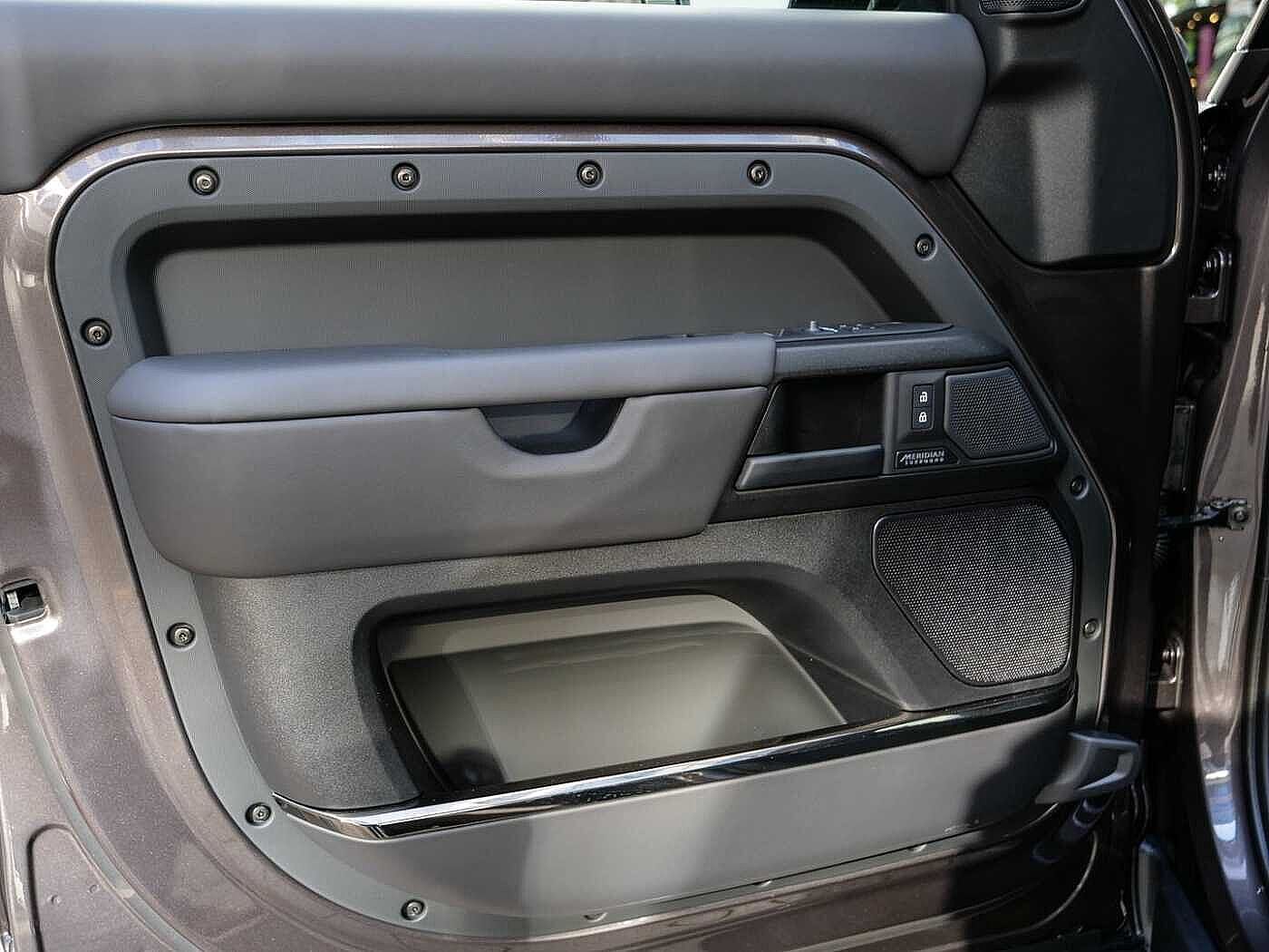 Land Rover Defender 110