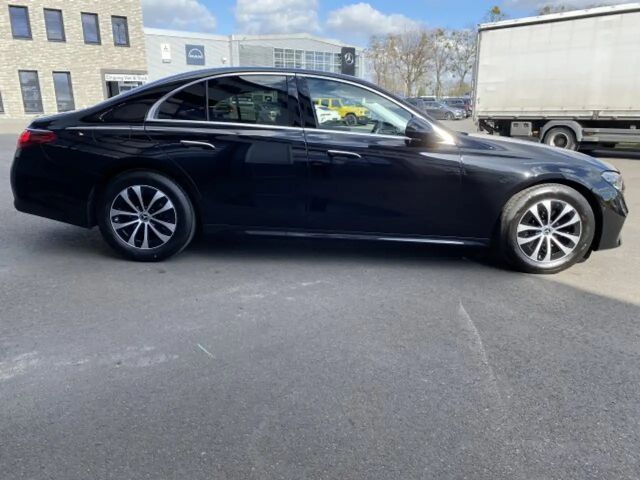 Mercedes-Benz E 200 AVANTGARDE Sedan