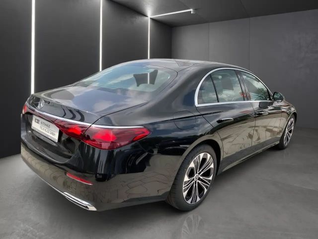 Mercedes-Benz E 200 AVANTGARDE Sedan