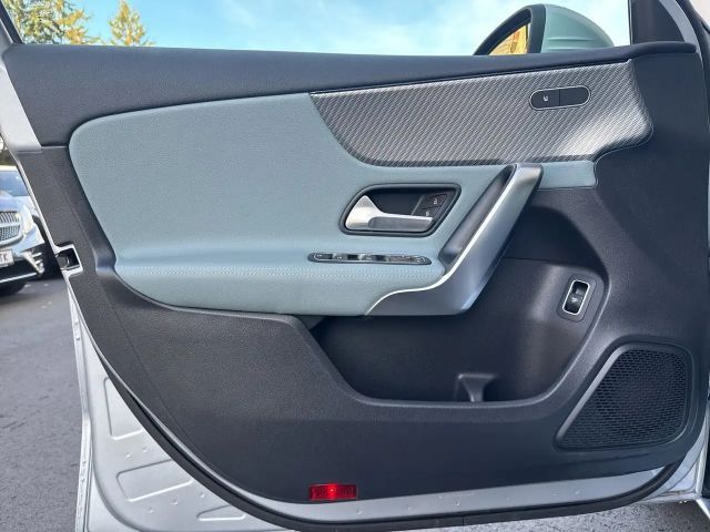 Mercedes-Benz A 180 Limousine PTS Cam Navi Wide LED SHZ