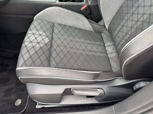 Volkswagen Golf DSG R-Line