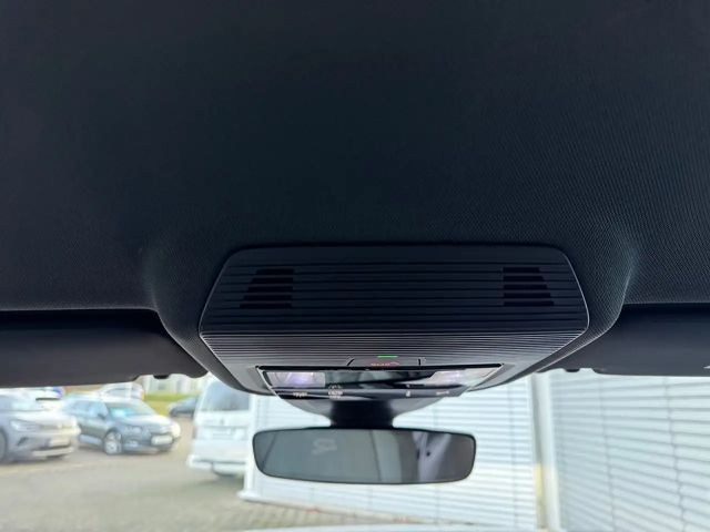 Volkswagen Golf 1.5 eTSI DSG Golf VIII R-Line