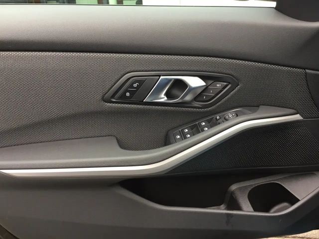 BMW 320 320i Sedan xDrive