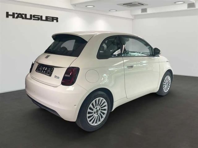 Fiat 500e Rückfahrkamera Sitzheizung CarPlay