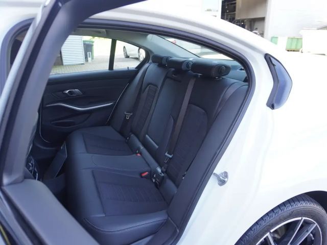 BMW 330 330i Sedan xDrive