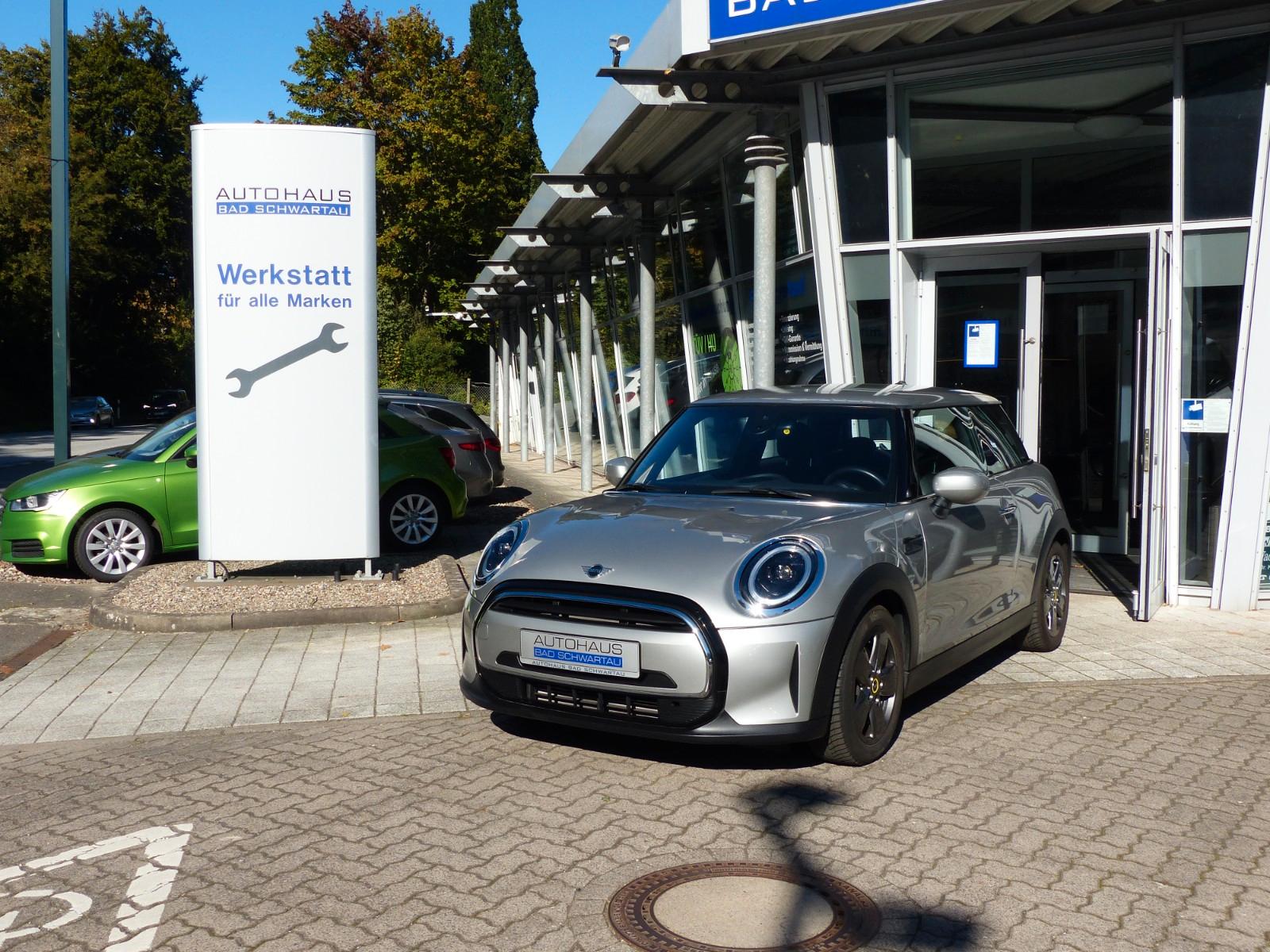 MINI Cooper "Essential Trim", Apple CarPlay, Tempomat