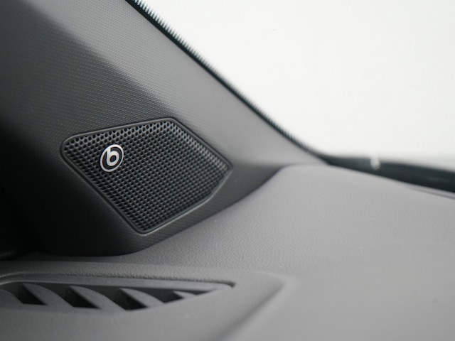 Volkswagen T-Roc T-Roc R  MATRIX AKRAPOVIC PANO AHK BEATS LEDER