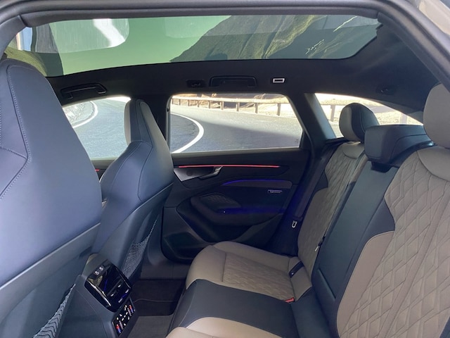 Audi A6 Avant Quattro S-Tronic