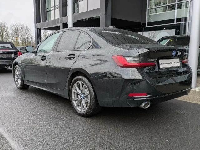 BMW 320 320e Sedan