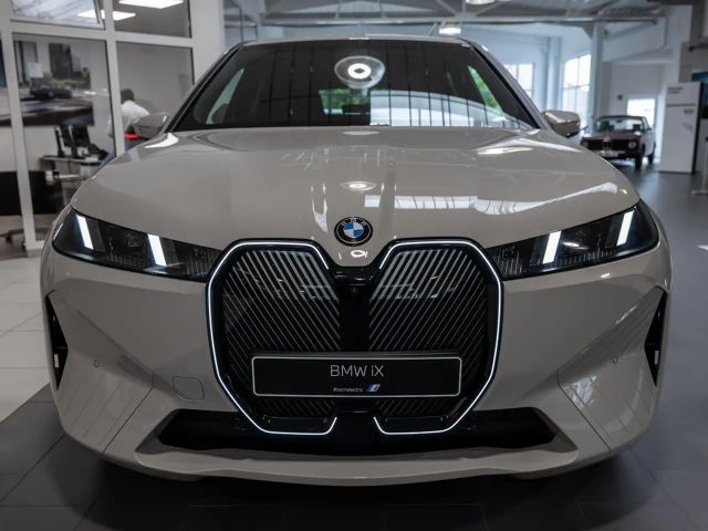 BMW iX xDrive