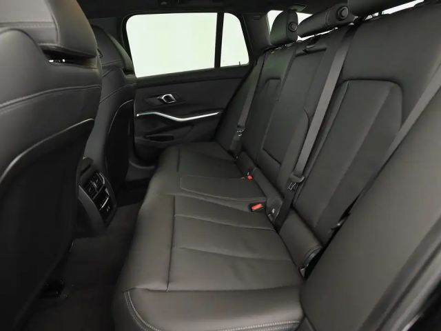 BMW 330 330e M-Sport xDrive