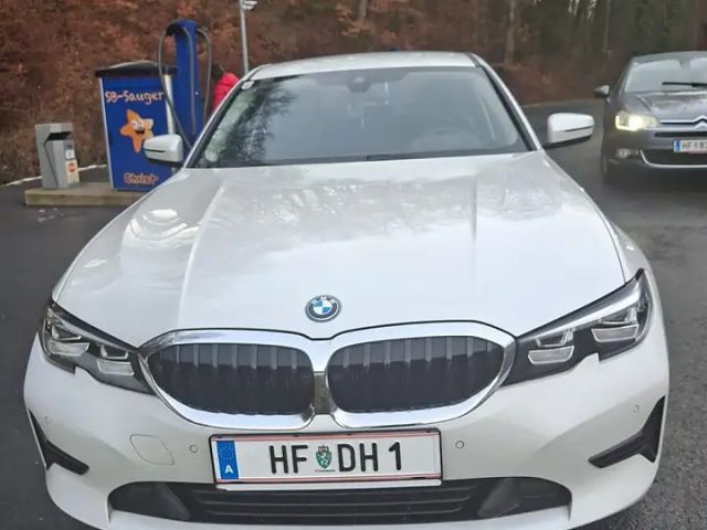 BMW 320 320e Sedan